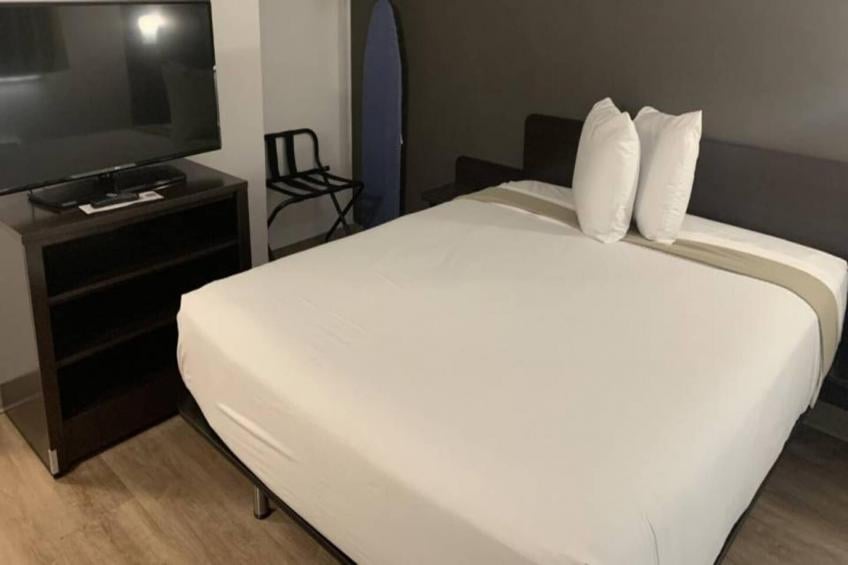 1 Queen Bed  Smoking Kitchen
