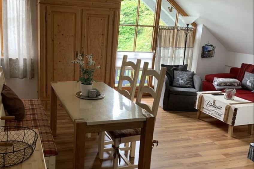 mit Balkon und Bergblick