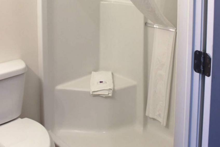 1 Queen Bed  ADA/Tub/Non-Smoking - foto 12