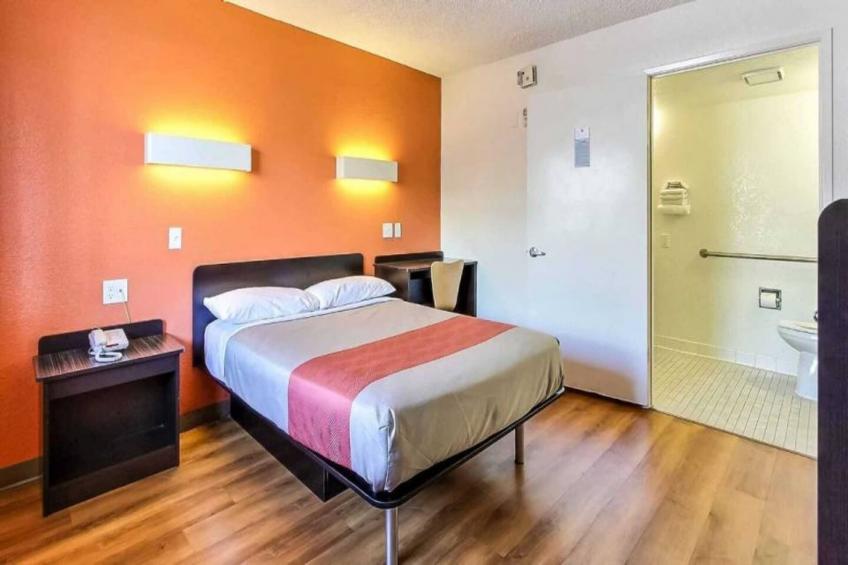 1 Queen Bed  Micfridge - foto 9