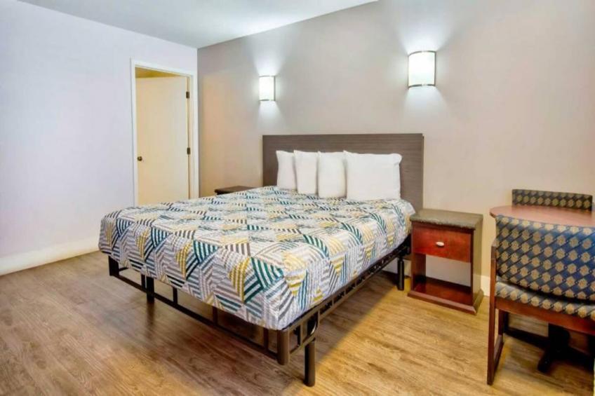 1 Queen Bed  Non-Smoking Mini Fridge - foto 4