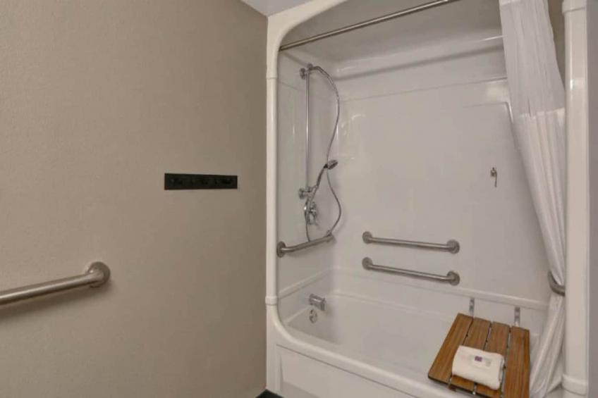 1 Queen Bed  Mobil Access Tub Nsmk Kitchen - foto 19