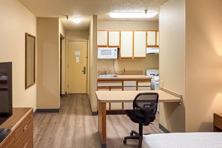 1 Queen Bed | Non-Smoking, Micfridge - foto 39