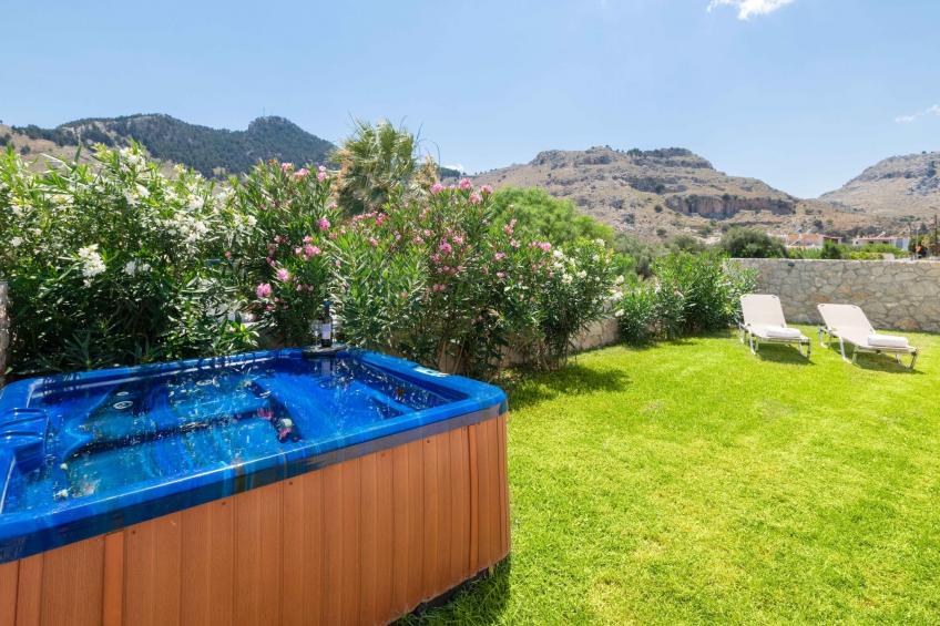 Haus in Kolympia mit Garten und schöner Aussicht