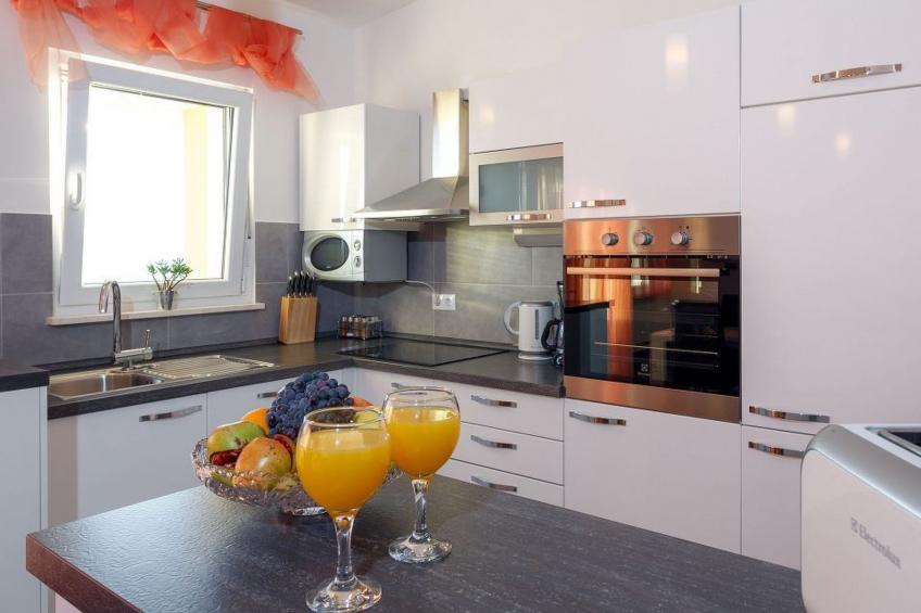 Wohnung in Dugi Rat mit Großer Terrasse - foto 5