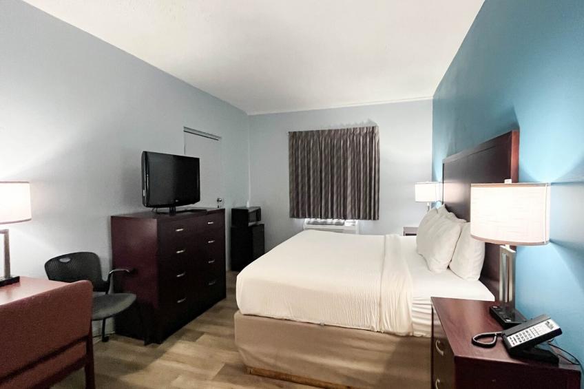 1 King Bed | Non-Smoking, Micfridge - foto 10