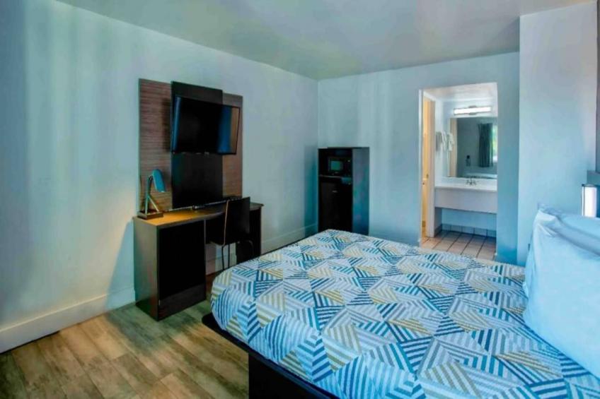 1 Queen Bed  Non-Smoking Micfridge - foto 6
