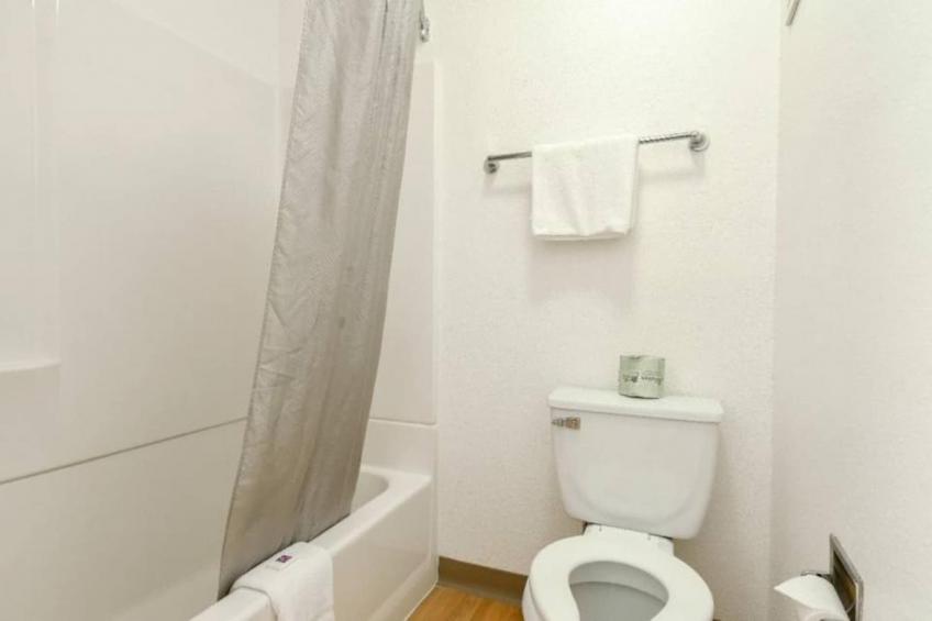 1 Queen Bed  Mini Fridge - foto 33
