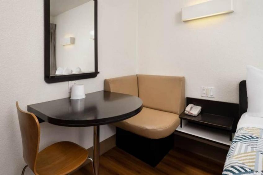 1 Full Bed  ADA/RI Shower/Micfridge - foto 24