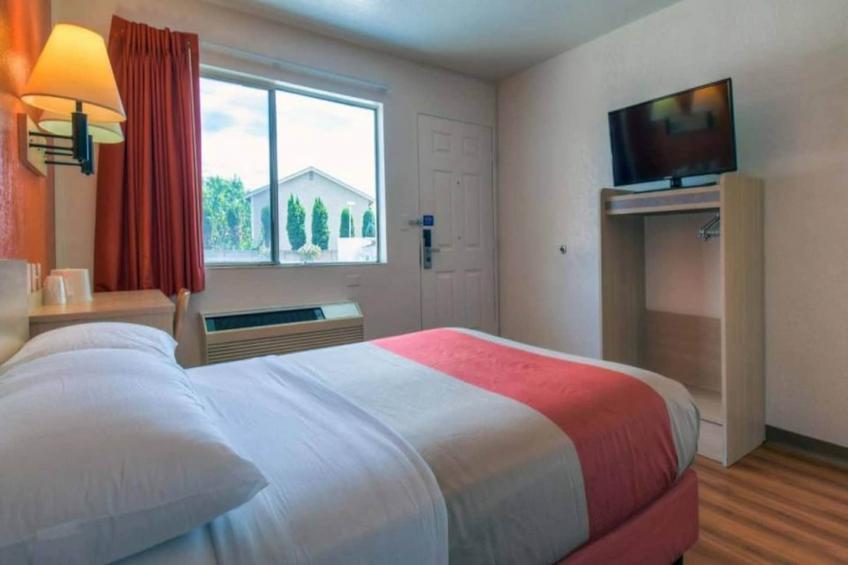 1 Full Bed  ADA/RI Shower - foto 8