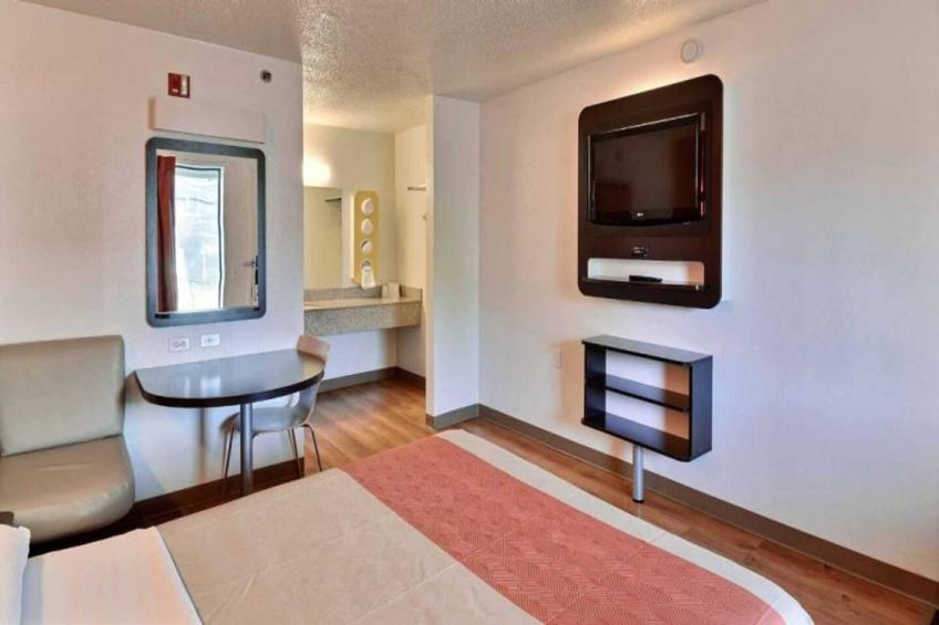 1 QUEEN BED  MICFRIDGE