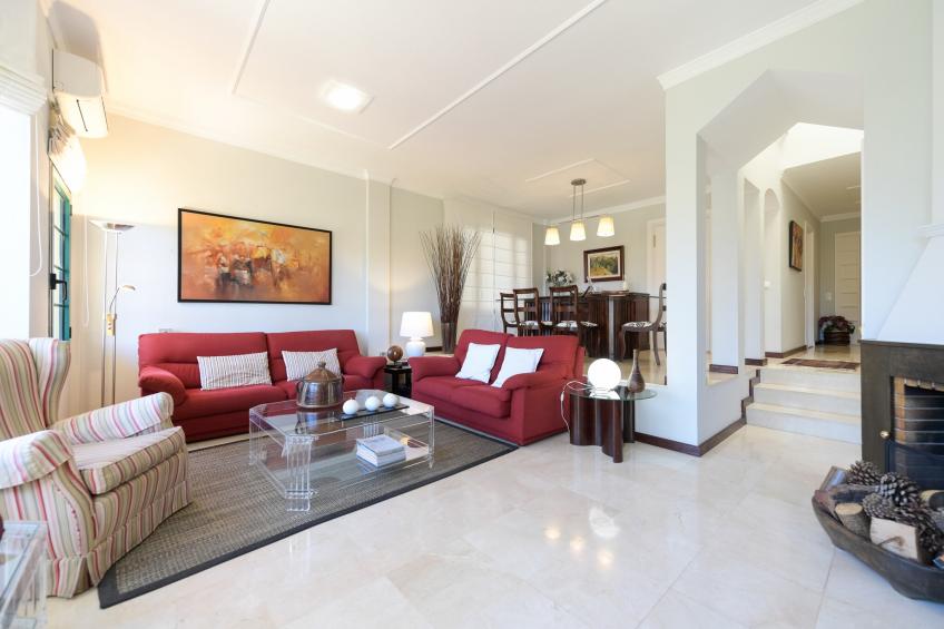 House with cozy garden BBQ and free parking