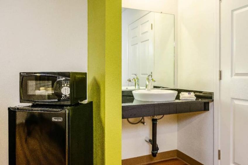 1 Queen Bed  ADA/RI Shower/Non-Smoking - foto 11