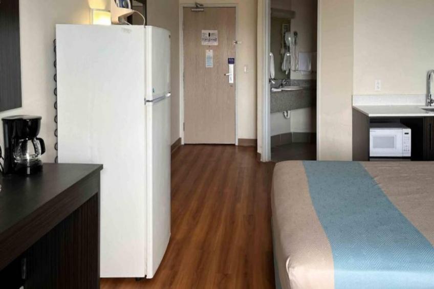 1 King Bed  Non-Smoking Kitchen - foto 3