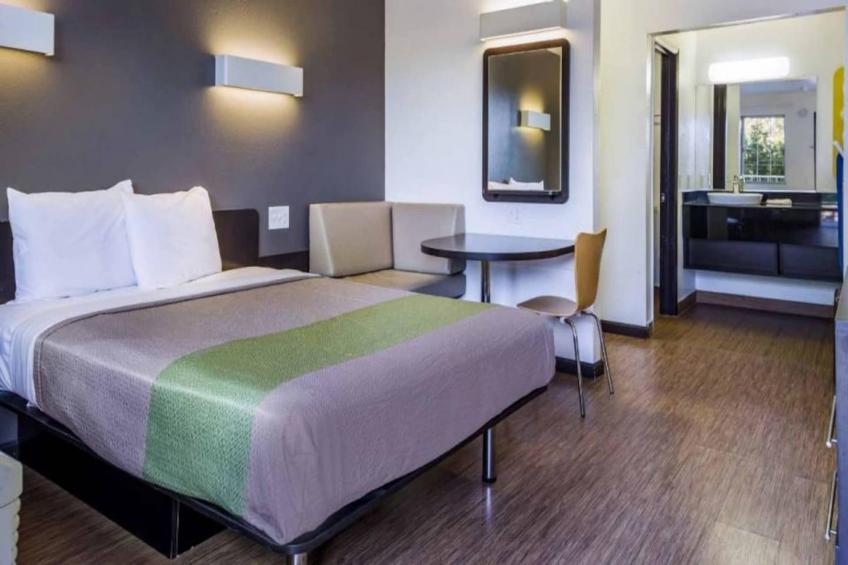 1 Queen Bed  Non-Smoking Kitchen - foto 14