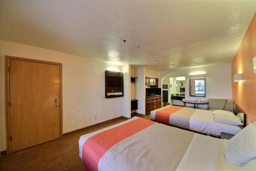 2 Queen Beds  Smoking Kitchen - foto 17