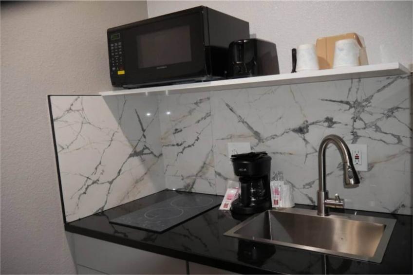 1 Queen Bed  Non-Smoking Kitchen - foto 24