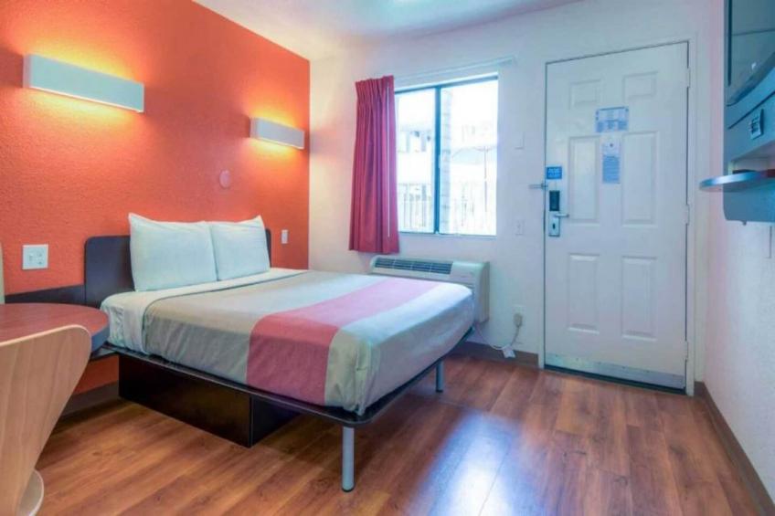 1 Queen Bed  Deluxe Mini Fridge - foto 4