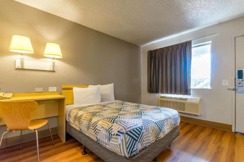 1 Queen Bed  Renovated Mini Fridge - foto 5