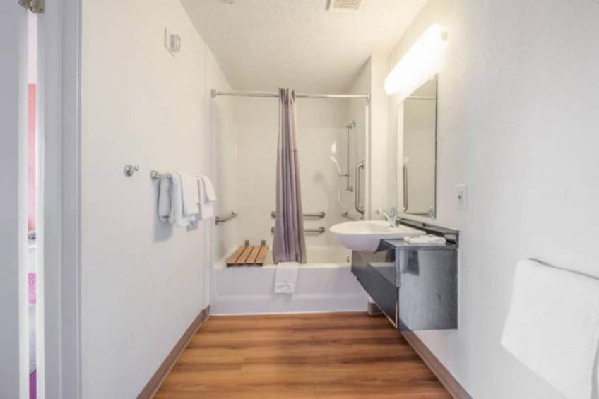 1 Queen Bed  ADA/Tub - foto 13