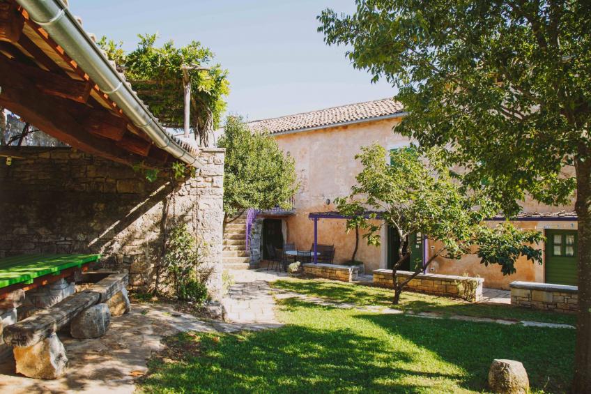 Freistehendes Ferienhaus in Karlovići mit Garten, gemeinsamem Pool und Grill - foto 15