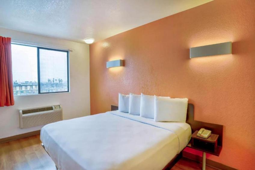1 King Bed  Nsmk Fridge Hear Impair Shower