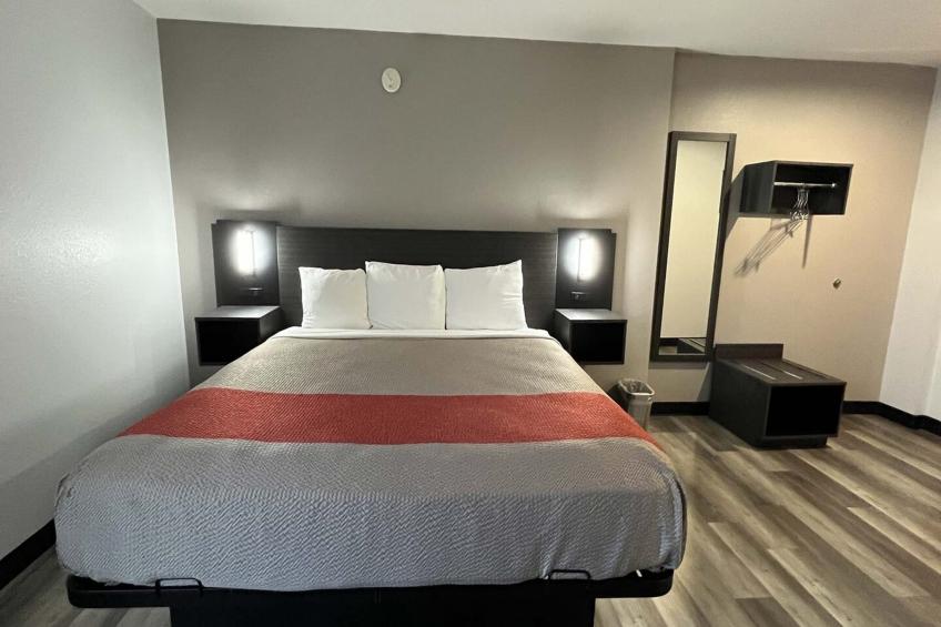 1 King Bed | Non-Smoking, Micfridge - foto 5
