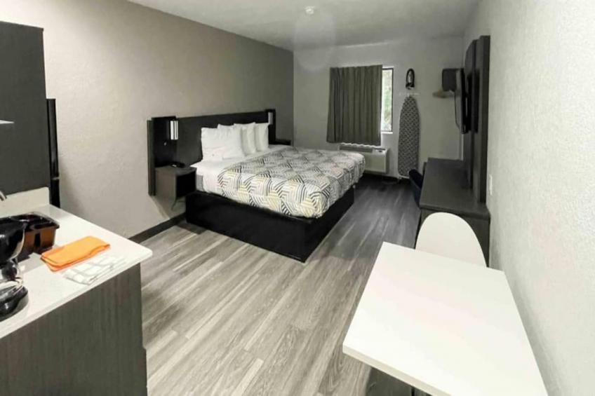 1 King Bed  Non-Smoking Micfridge - foto 16