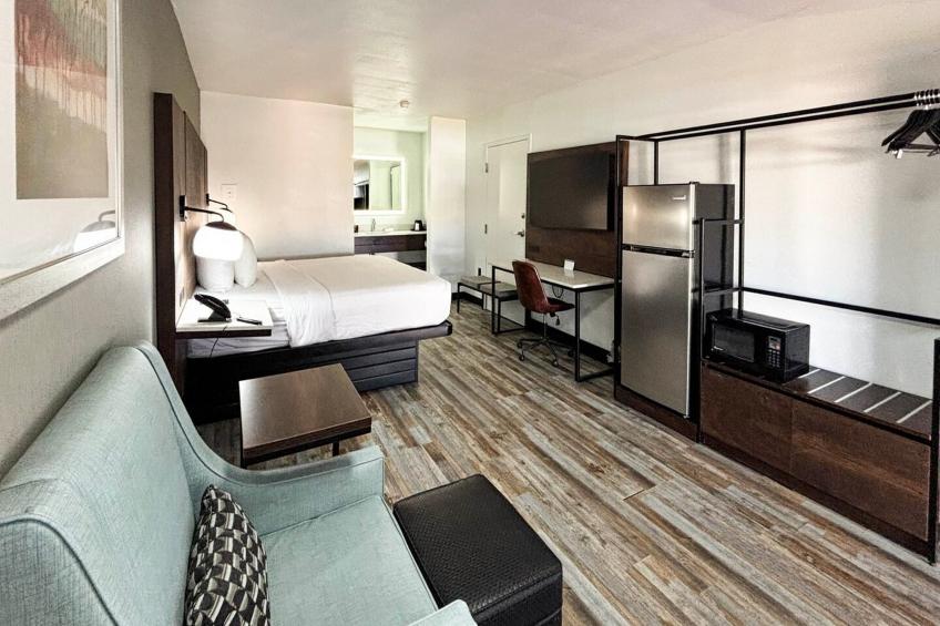 1 King Bed  Mob Acc RI Shwr Nsmk Micfridg - foto 6