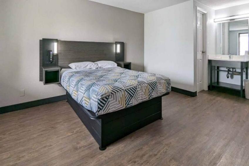 1 Queen Bed  ADA/Tub/Micfridge - foto 6