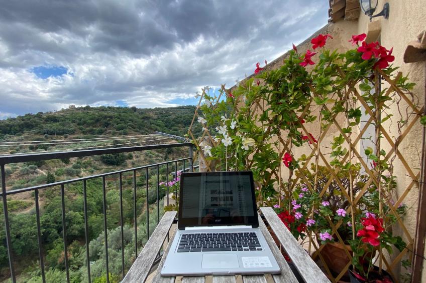 Geräumige Artemide-Wohnung mit Terrasse