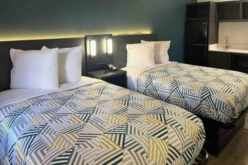 2 Full Beds  Smoking Kitchen