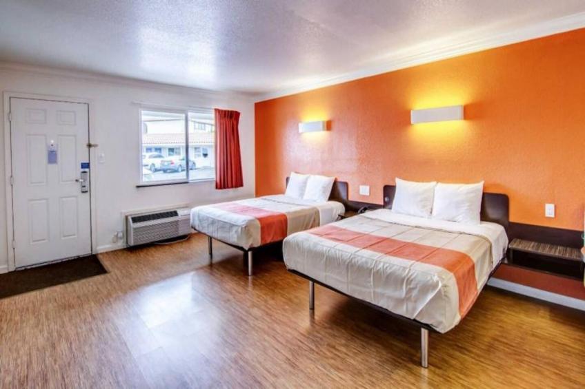 1 King Bed  Non-Smoking Micfridge - foto 7