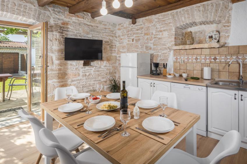 Courtyard Ivini - foto 12