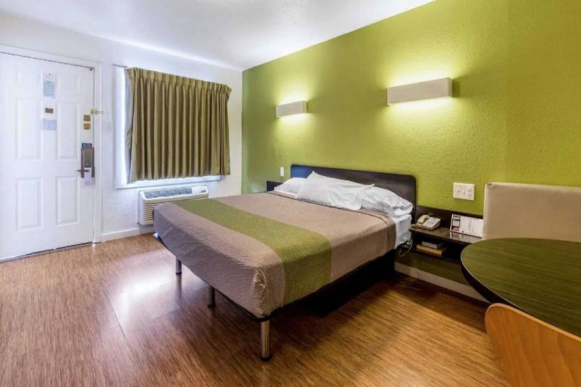 1 King Bed  Non-Smoking - foto 10