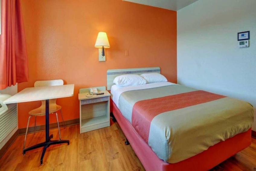 1 Queen Bed  ADA/Tub/Micfridge - foto 5