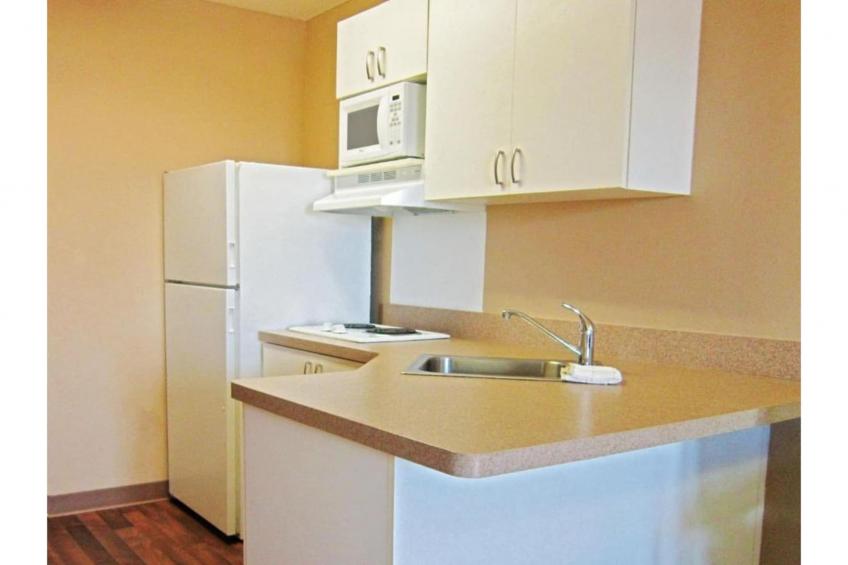 1 King Bed | Non-Smoking, Kitchen, Shower - foto 33