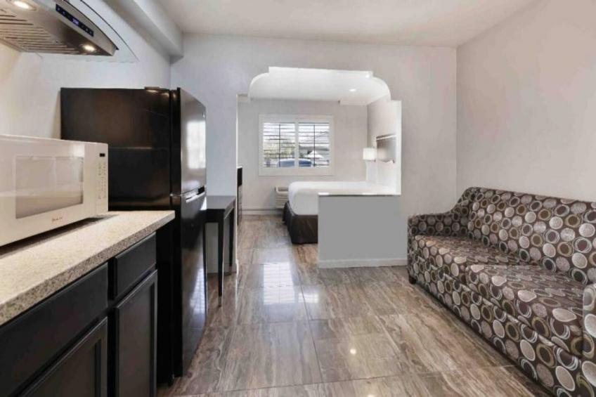 1 King Bed  Non-Smoking Kitchen - foto 5