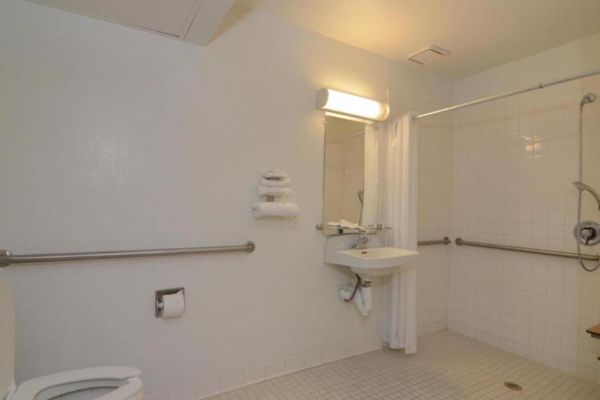 1 Full Bed  Mobility Access RI Shwr NsmkMicfridge - foto 24