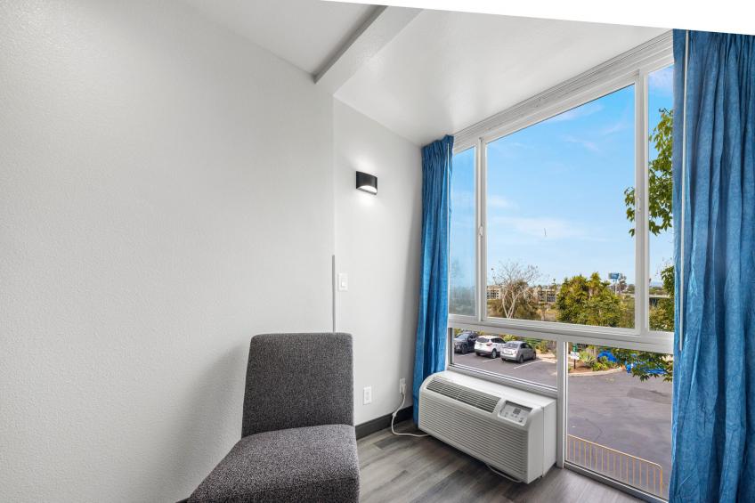 1 Queen Bed  Non-Smoking Micfridge View - foto 15