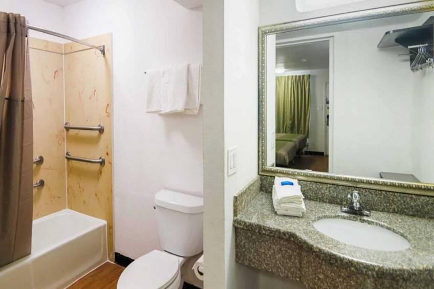 2 Queen Beds  Non-Smoking Kitchen - foto 16