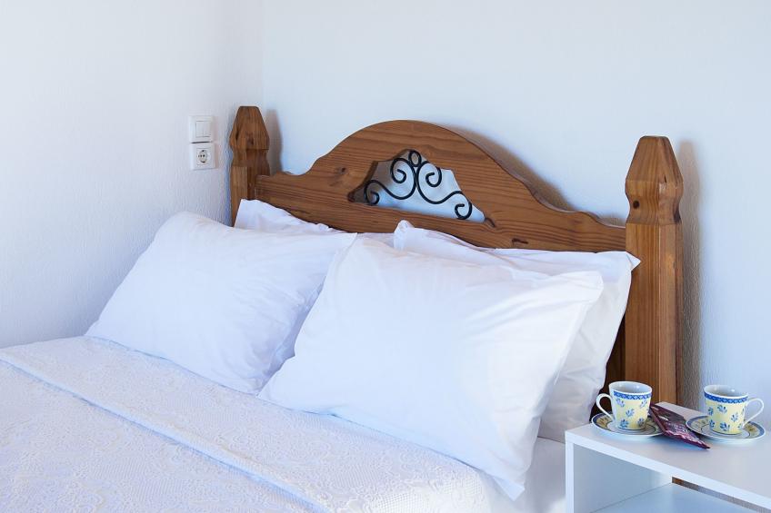 Berge und die ikonische Landebahn des Flughafens Skiathos - foto 14