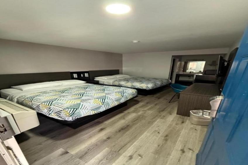 2 Queen Beds  Suite Non-Smoking Micfridge - foto 13