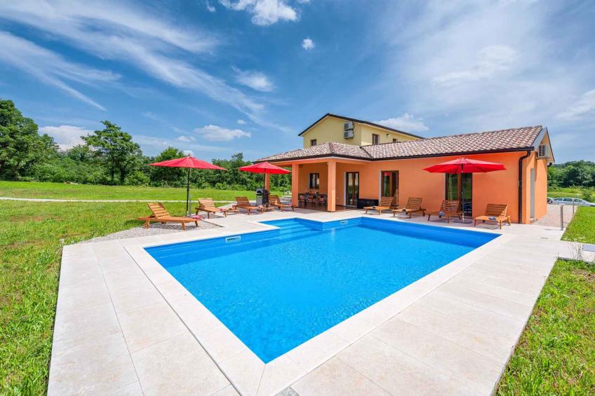 Holiday house with pool in quiet location - BF-X76CB