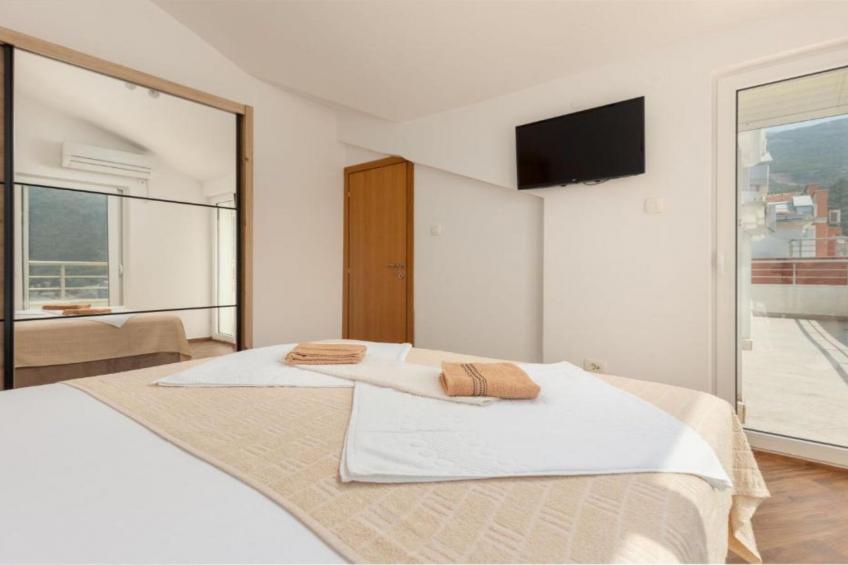 Stylish Budva Apartment with Panoramic Views - Two Bedroom Apartment - foto 11