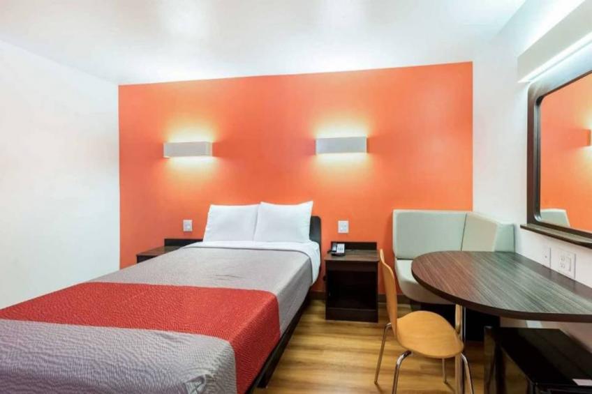 1 Queen Bed  Smoking Mini Fridge - foto 2