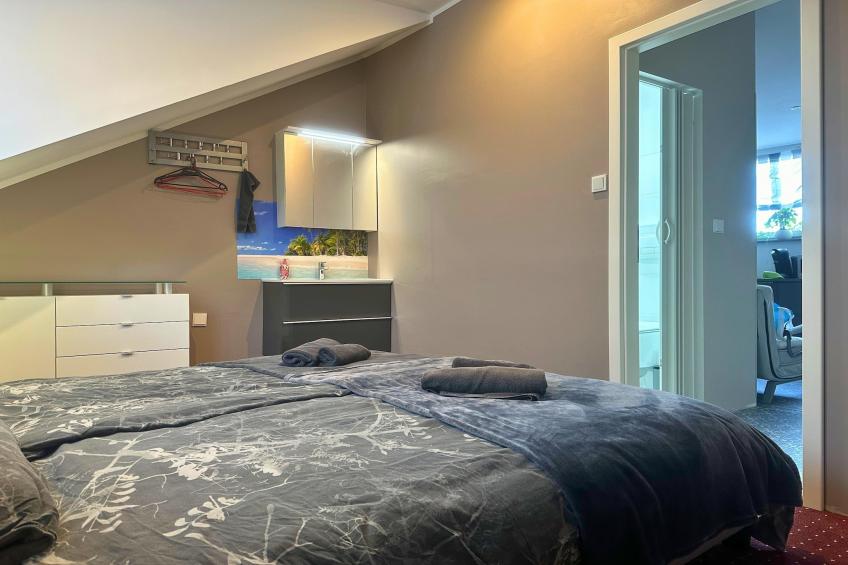 F002 Apartment mit Schlafzimmer DG - foto 12
