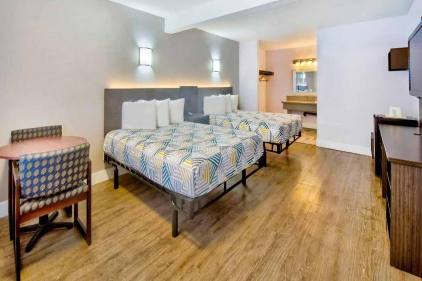 2 Queen Beds  Non-Smoking Mini Fridge - foto 5