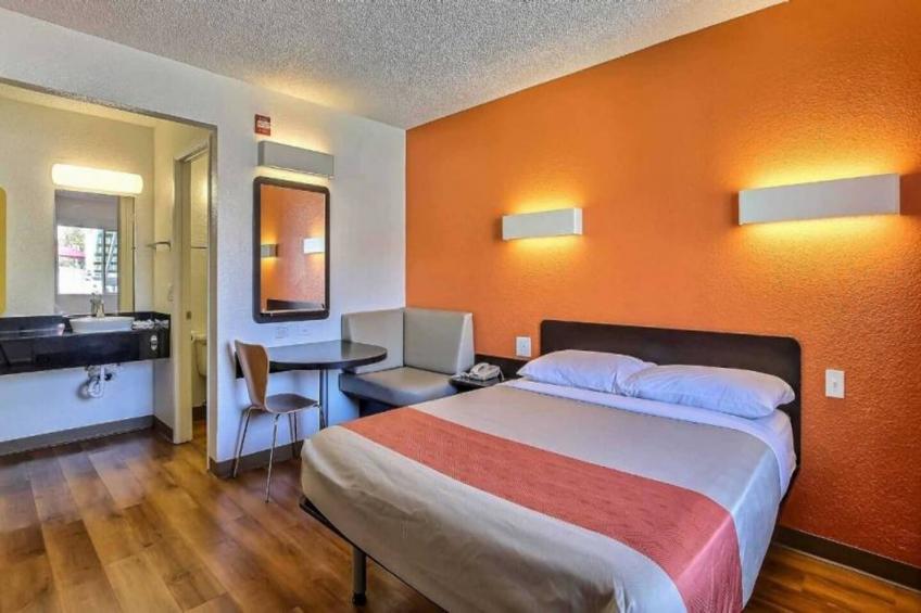 1 Queen Bed  Mini Fridge - foto 7