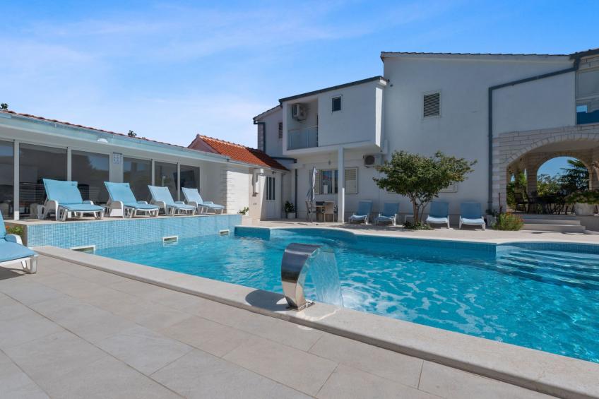 Villa Almas mit Schwimmbad, Fitnessraum, Tennisplatz
